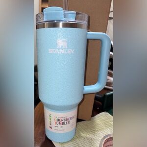 🫧 Stanley 40oz Powder Blue Crush- collecting dust-needs a new home🏠